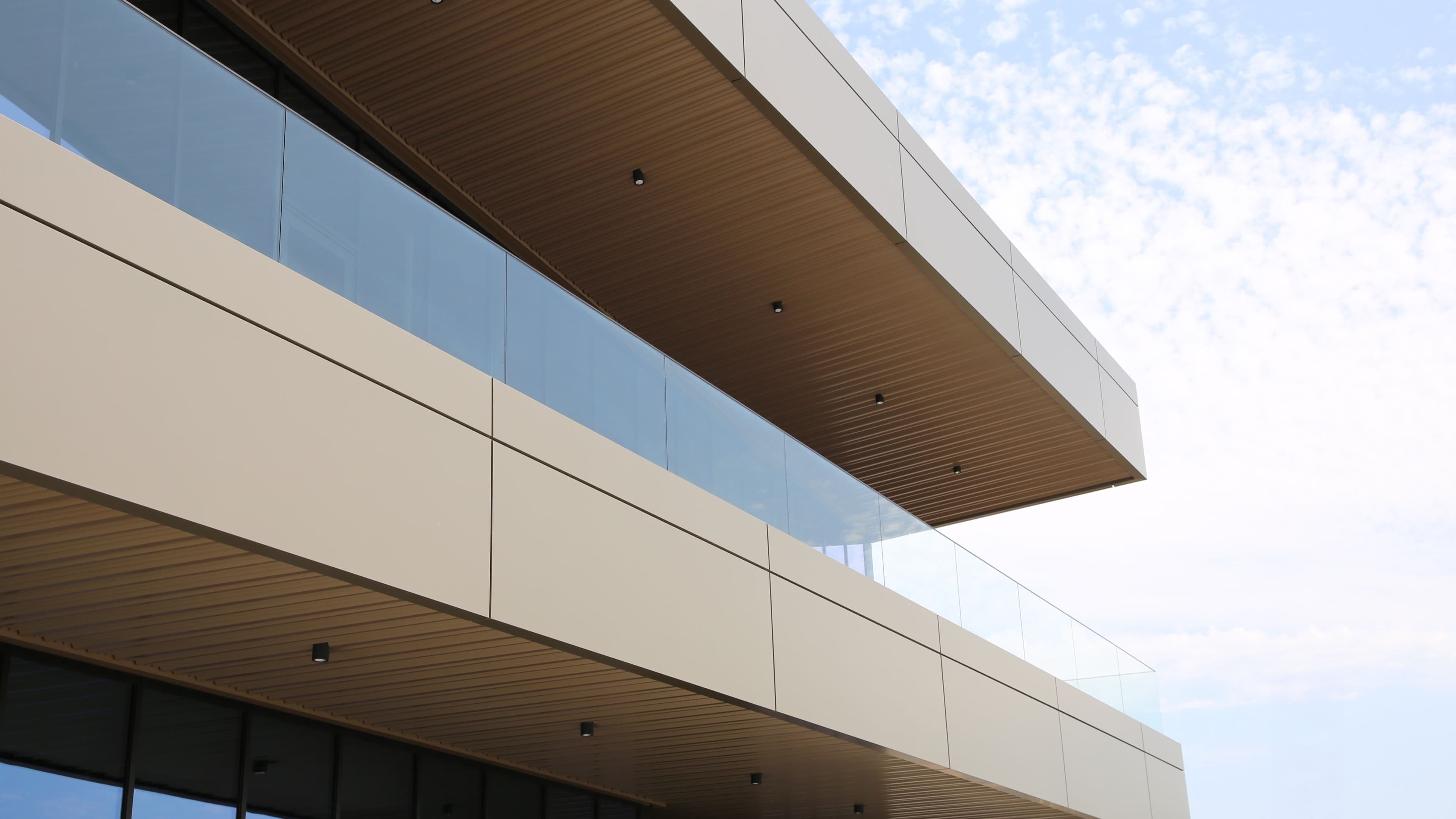 Kantoorgevel van het bedrijfspand van Stabo Bouw in Zwaag met aluminium composiet gevelbekleding