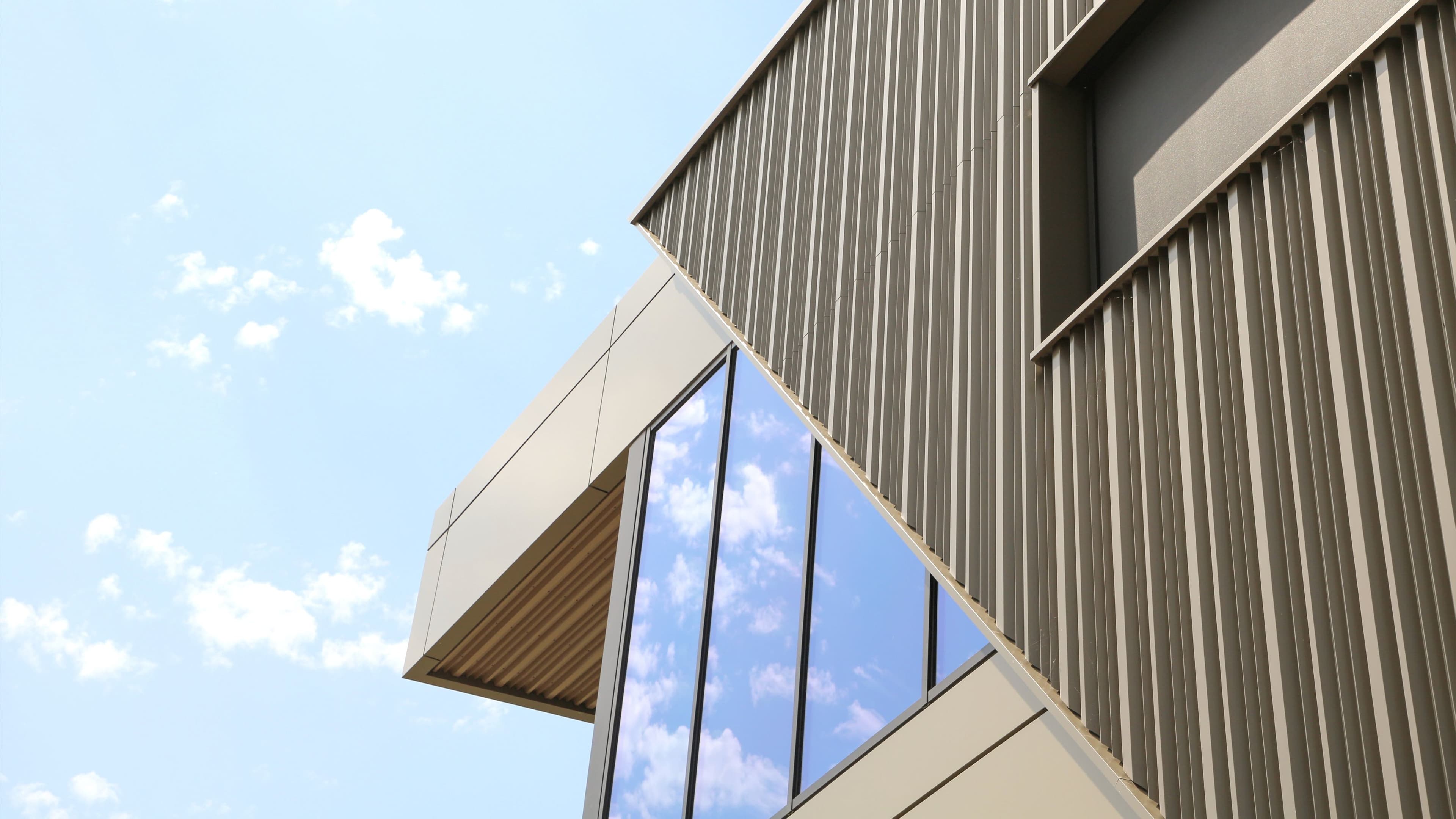 Gevel van het kantoor van Stabo Bouw in Zwaag met verticale designprofielen