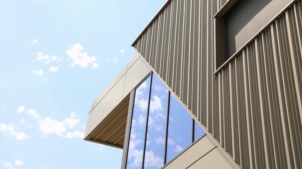 Gevel van het kantoor van Stabo Bouw in Zwaag met verticale designprofielen