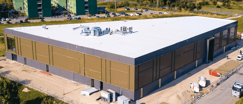 Luchtfoto van moderne sporthal met padelbanen in Almere