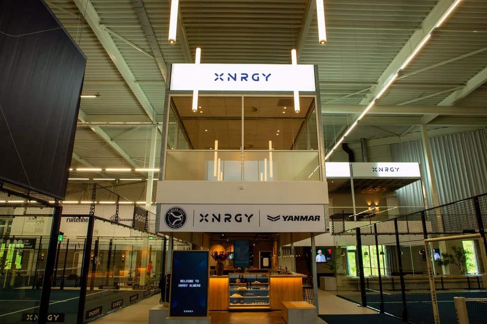 Entree en centrale ontmoetingsruimte van de XNRGY padelhal in Almere.