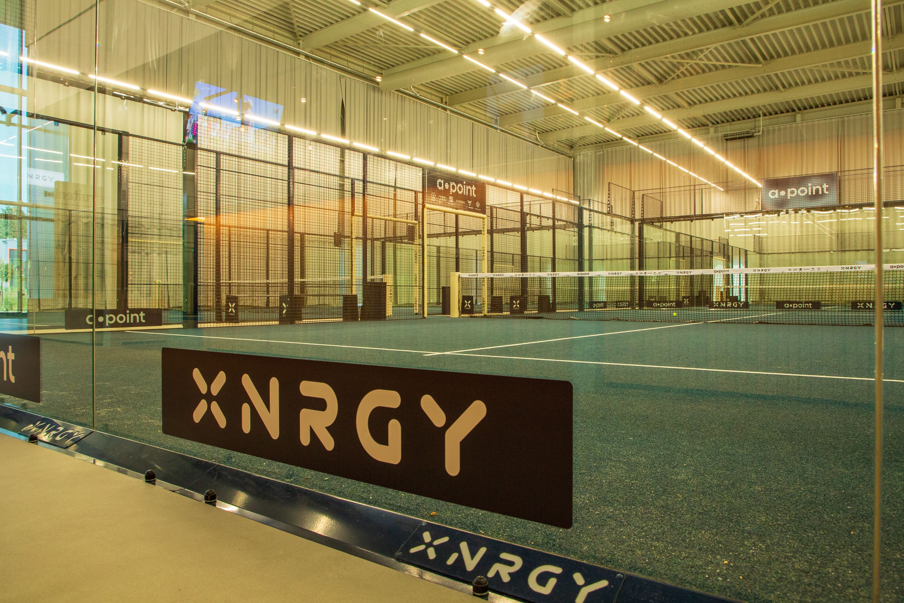 Interieur van de nieuwe XNRGY padelhal in Almere met moderne padelbanen.