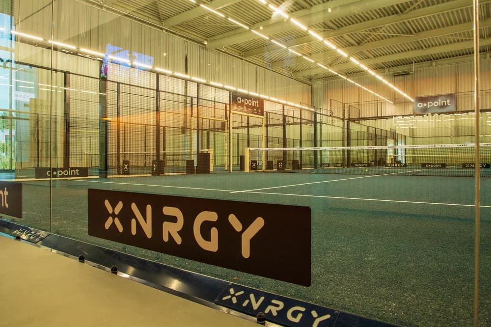 Interieur van de nieuwe XNRGY padelhal in Almere met moderne padelbanen.