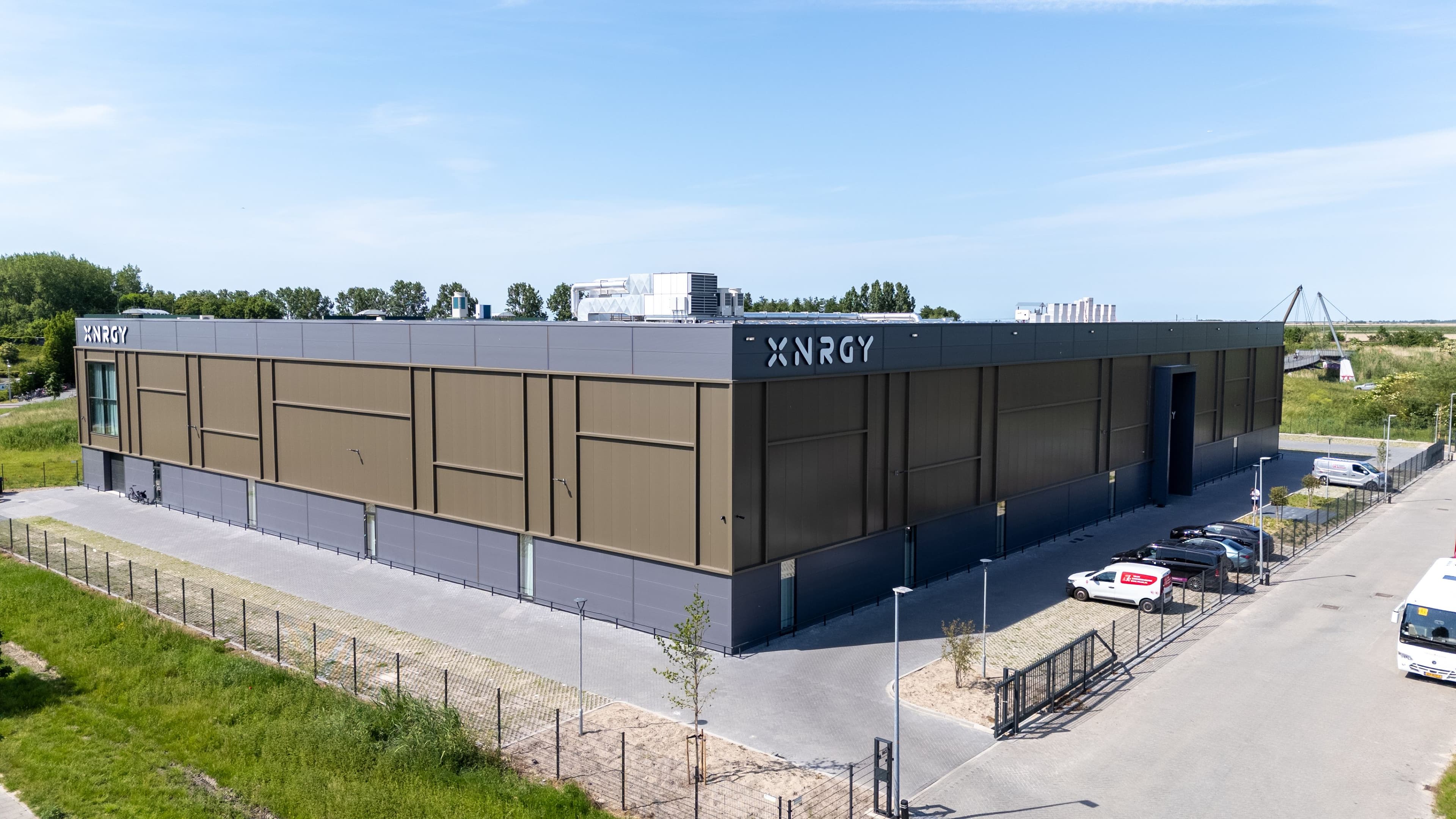 Voorgevel van de nieuwe XNRGY padelhal in Almere met duurzame gevelbekleding door Hardeman Isolatie.