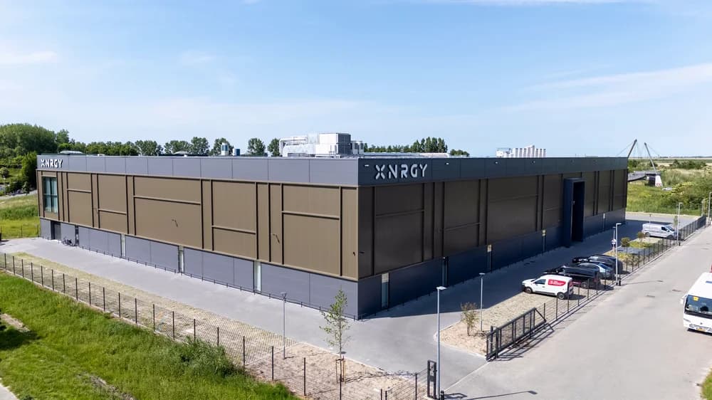 Voorgevel van de nieuwe XNRGY padelhal in Almere met duurzame gevelbekleding door Hardeman Isolatie.