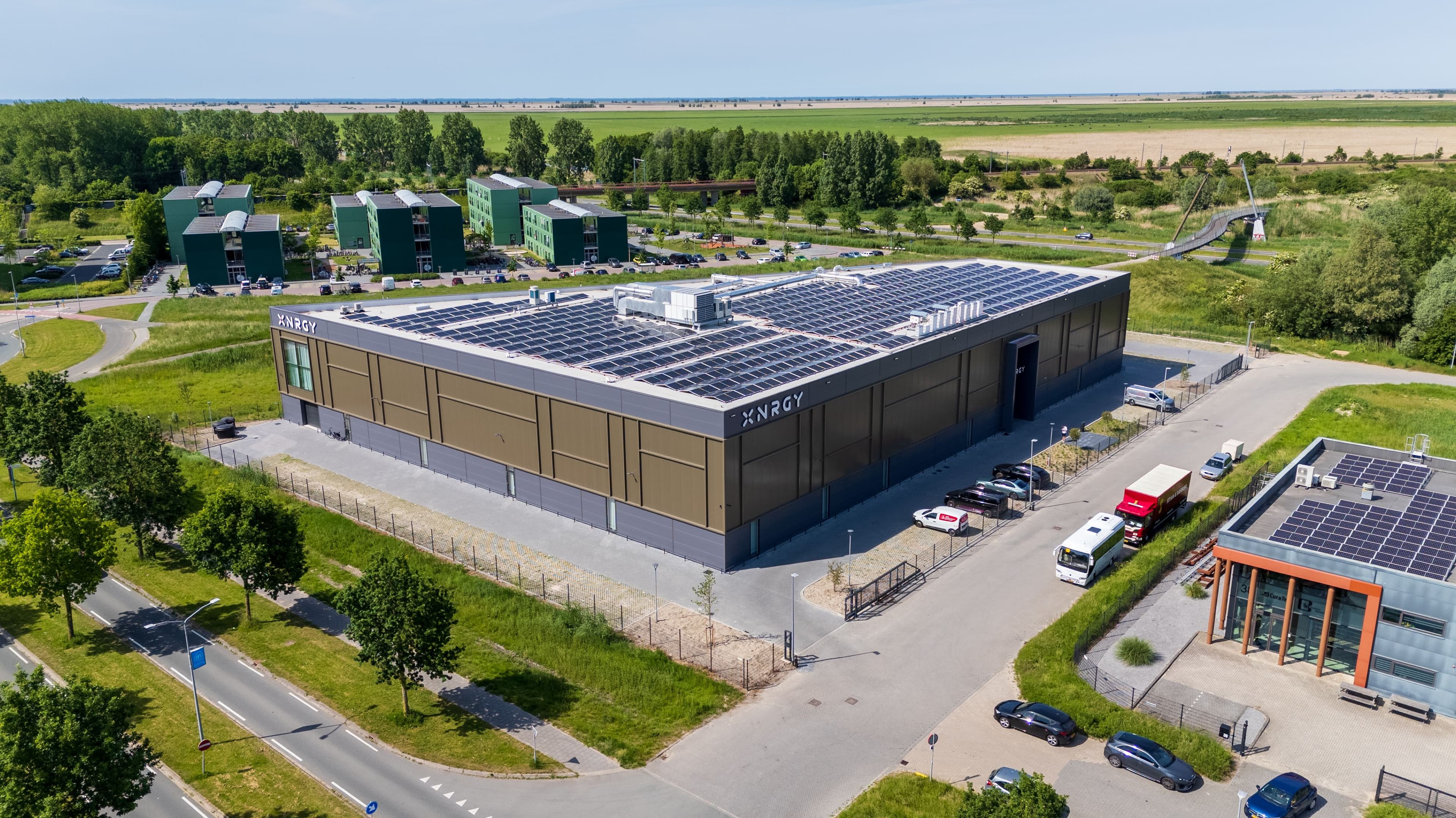 Nieuwbouw padelhal in Almere met dak- en gevelbekleding door Hardeman Isolatie.
