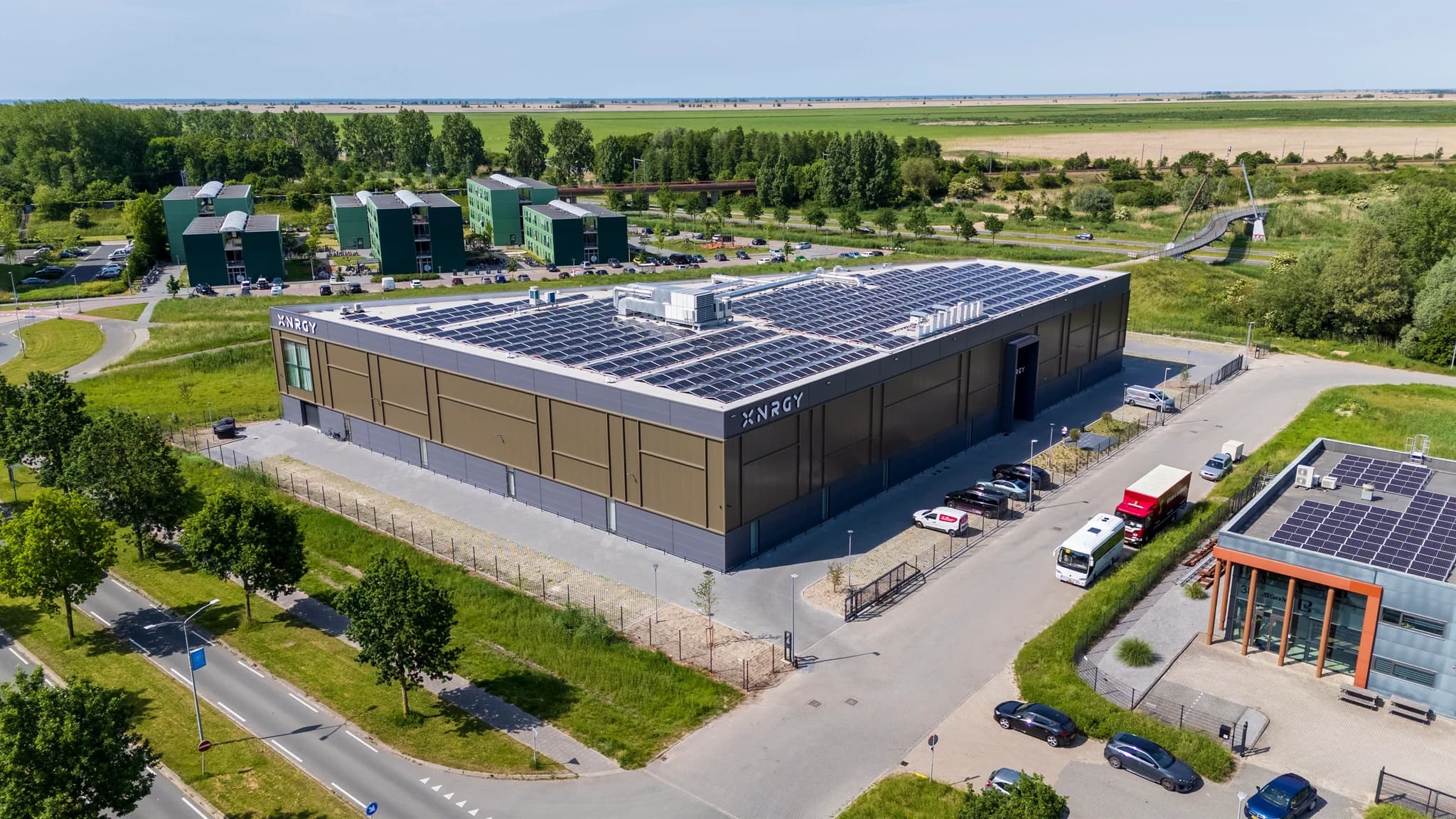 Nieuwbouw padelhal in Almere met dak- en gevelbekleding door Hardeman Isolatie.
