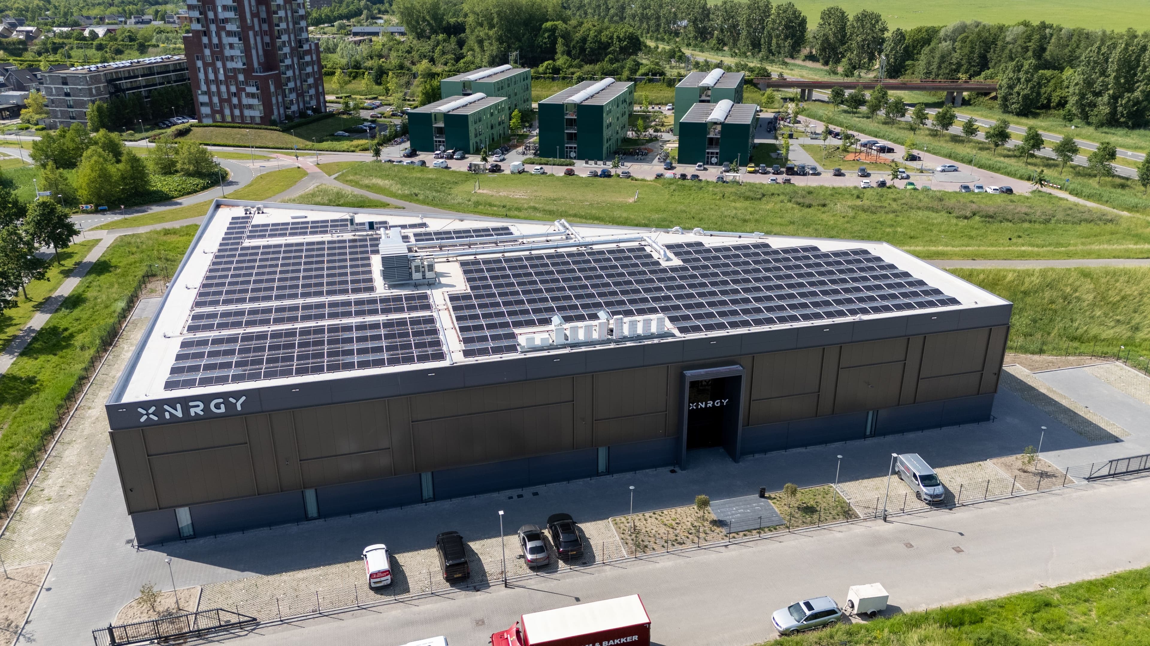 Luchtfoto van de nieuwe padelhal in Almere met dak- en gevelbekleding, gerealiseerd door Hardeman Isolatie.