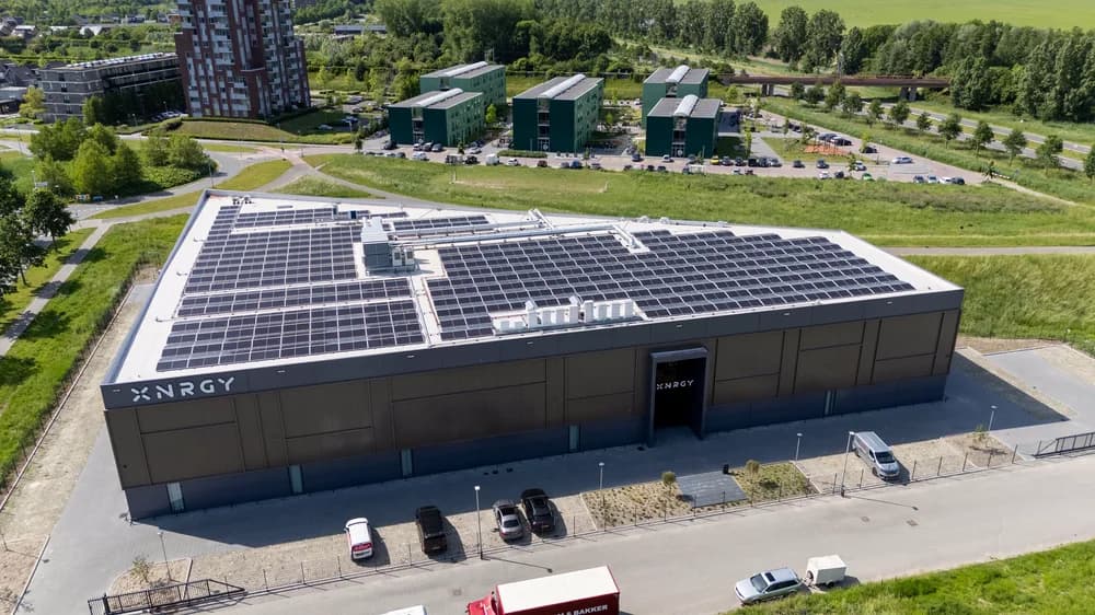 Luchtfoto van de nieuwe padelhal in Almere met dak- en gevelbekleding, gerealiseerd door Hardeman Isolatie.