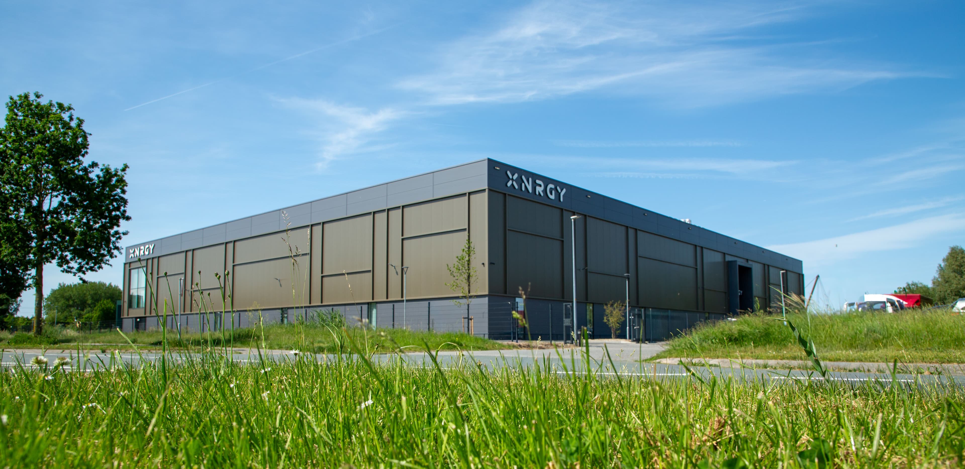 Overzicht van de nieuwe padelhal in Almere met duurzame dak- en gevelbekleding door Hardeman Isolatie.