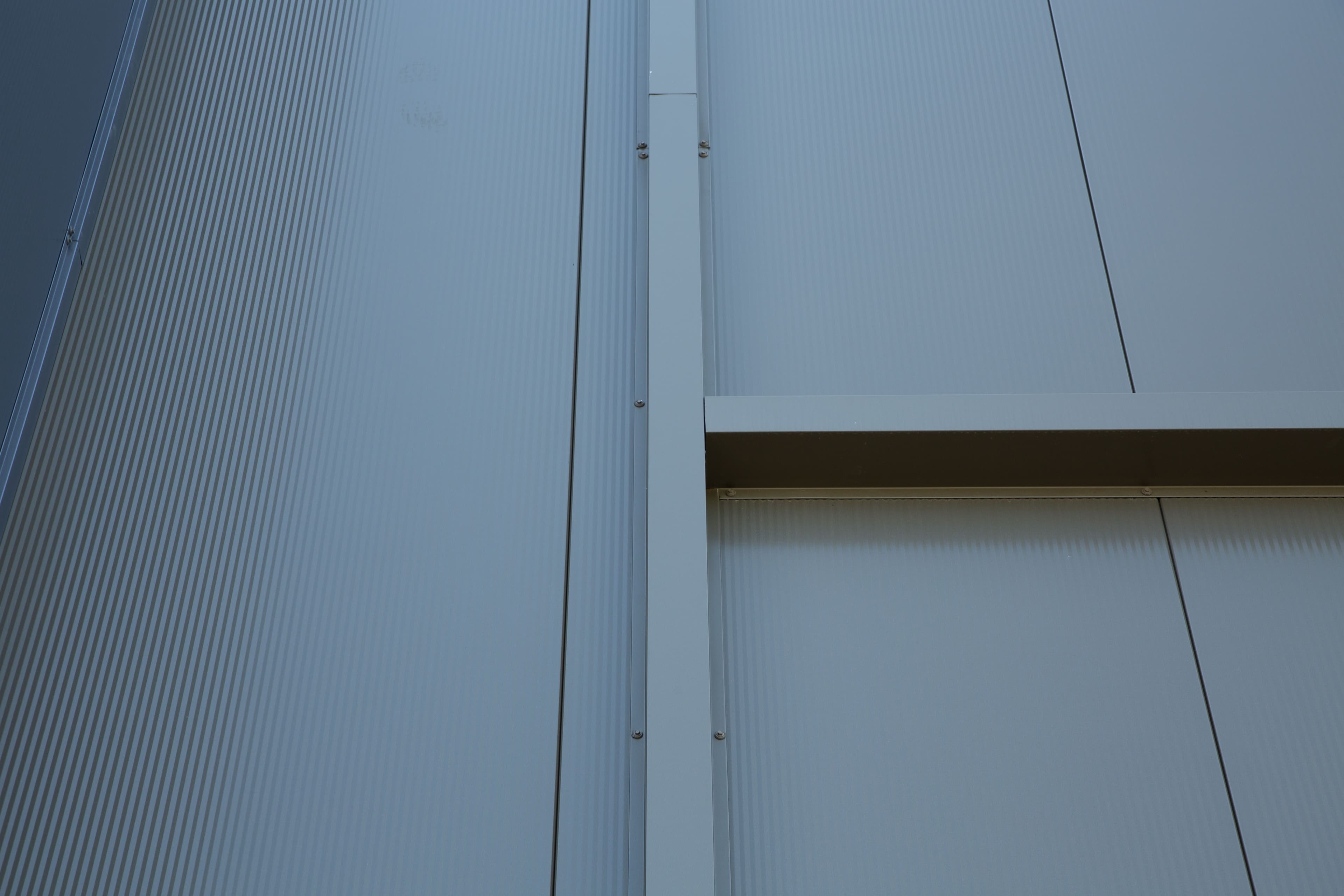Detail van de geïsoleerde sandwichpanelen en gevelbekleding van de nieuwe padelhal in Almere.