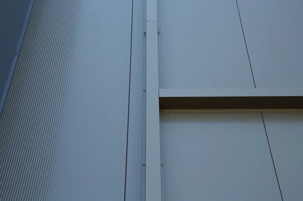 Detail van de geïsoleerde sandwichpanelen en gevelbekleding van de nieuwe padelhal in Almere.