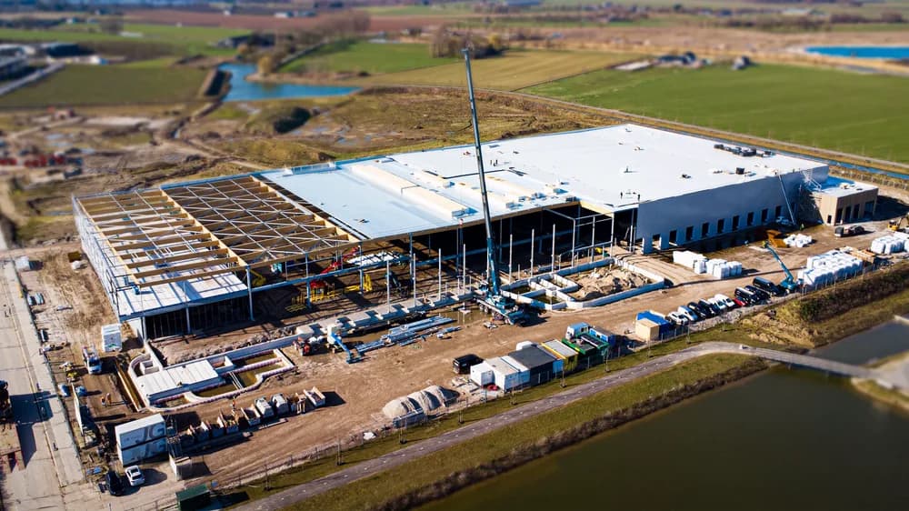 Distributiecentrum Zetten-Tiel met dak- en gevelbekleding door Hardeman Isolatie