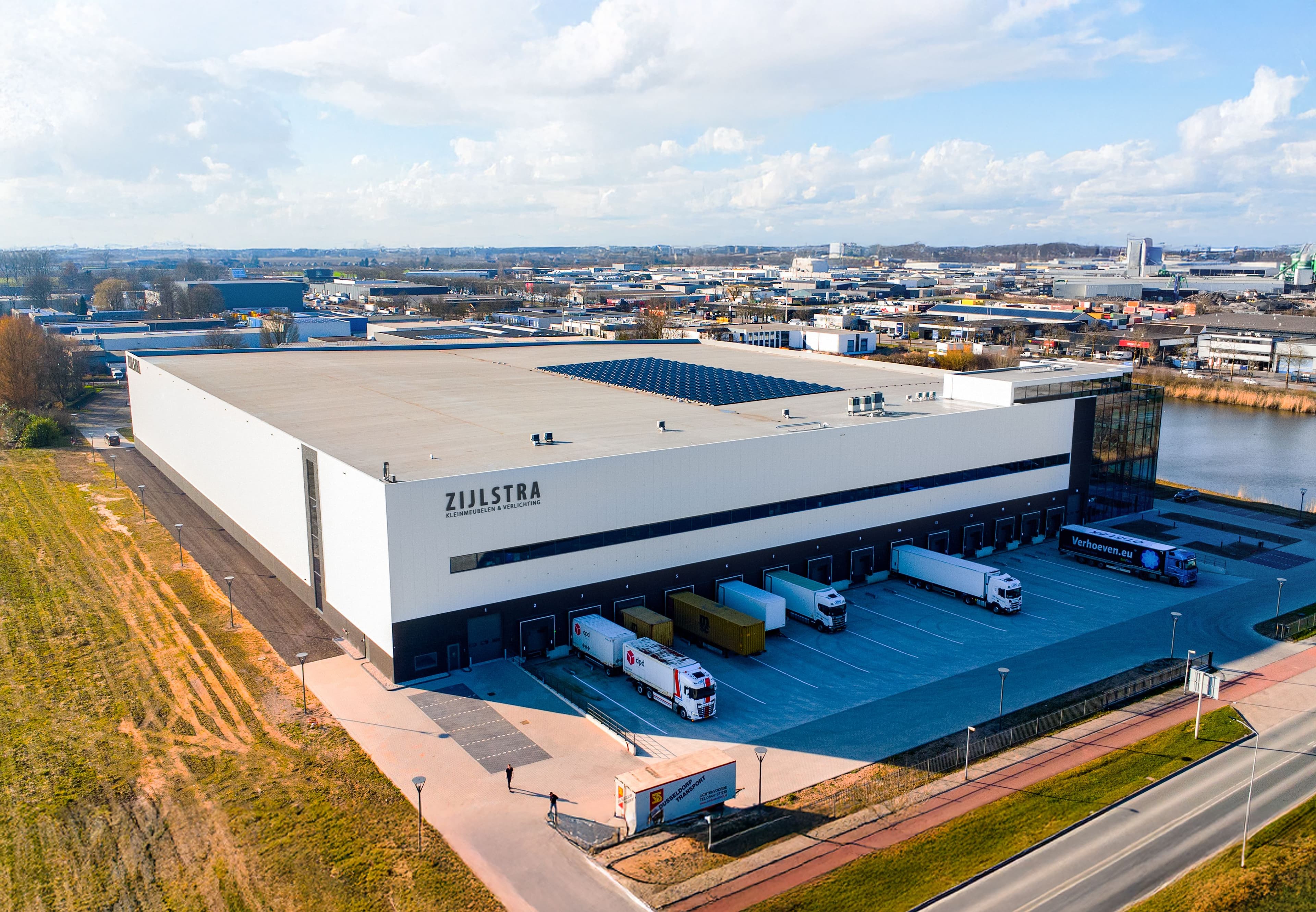 Distributiecentrum van Zijlstra in Tiel met laadkuil en vrachtwagens
