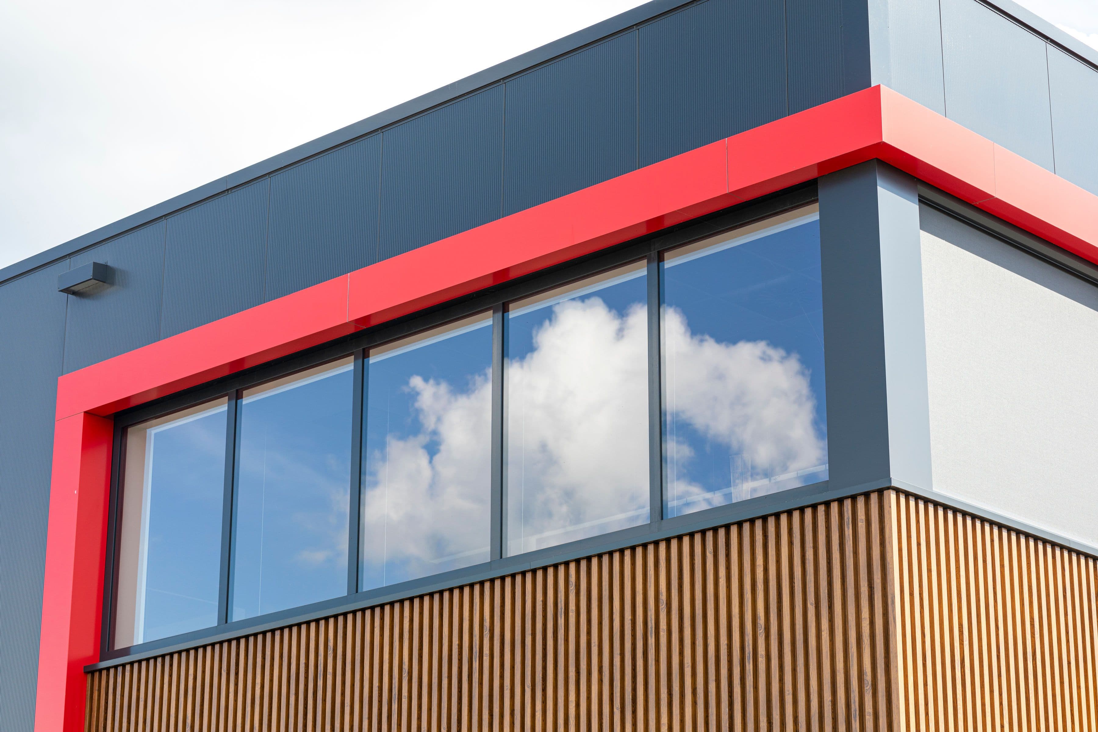 Composiet gevelbekleding bij Faber Installatietechniek in Elburg