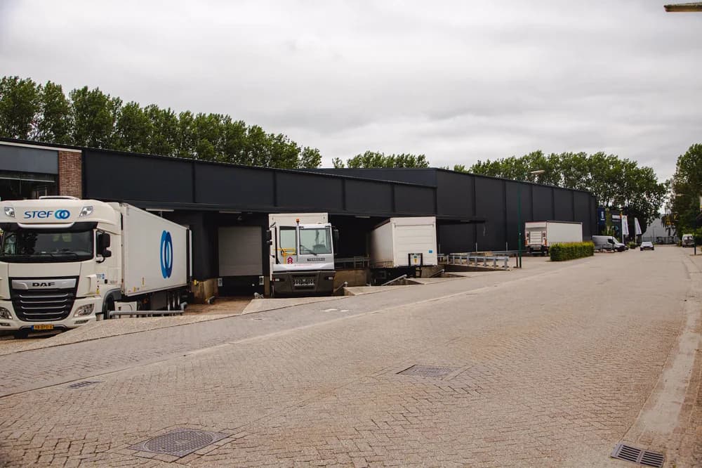 Vooraanzicht van de gerenoveerde bedrijfshallen aan de Hermesweg in Baarn met nieuwe dak- en gevelbeplating door Hardeman Isolatie.