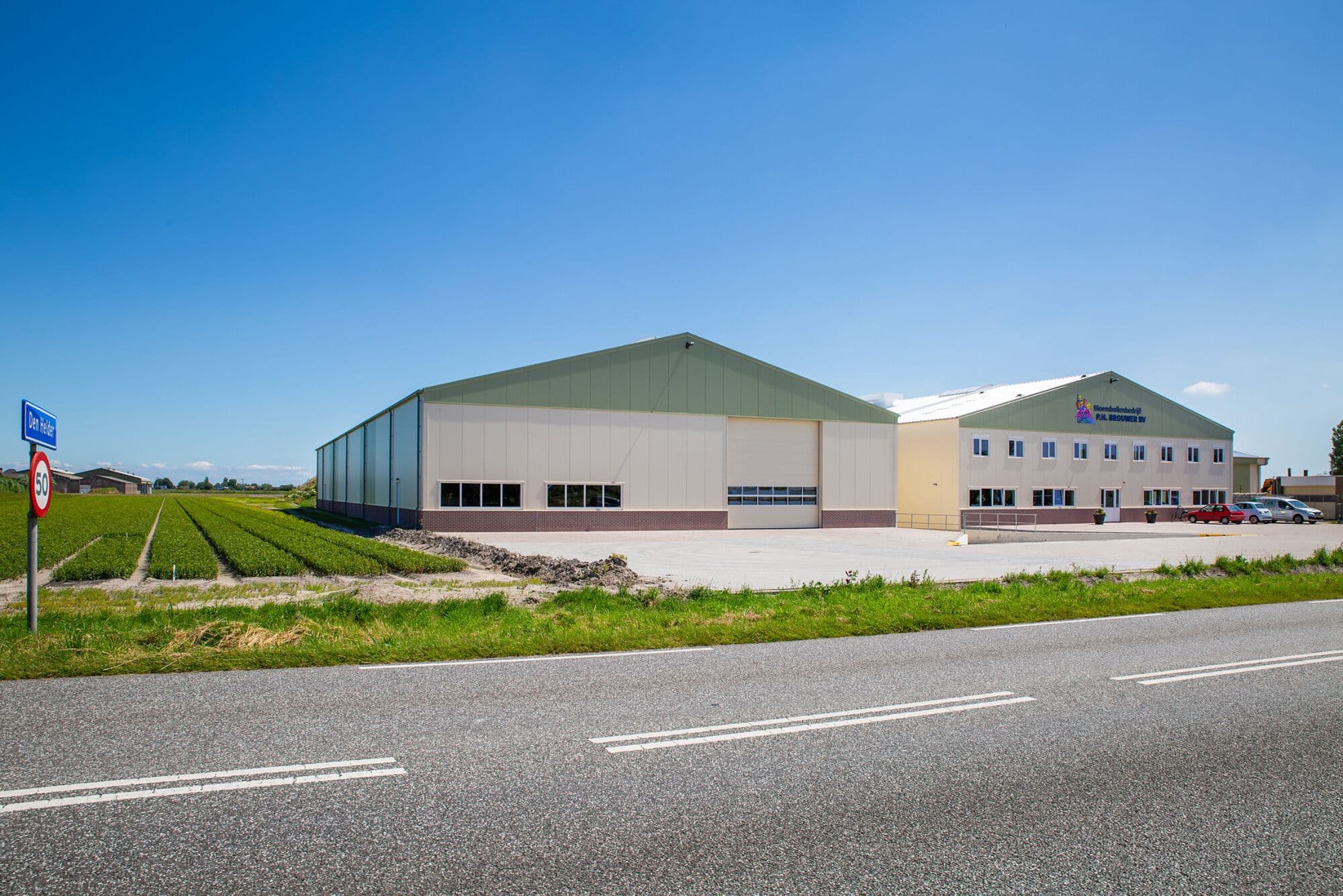 Overzicht van het nieuwbouw bedrijfspand van bloembollenbedrijf P.H. Brouwer in Den Helder