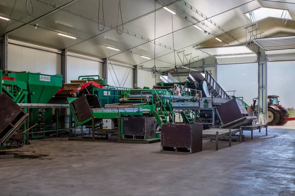 Interieur van de nieuwbouw bedrijfshal van Bloembollenbedrijf P.H. Brouwer in Den Helder