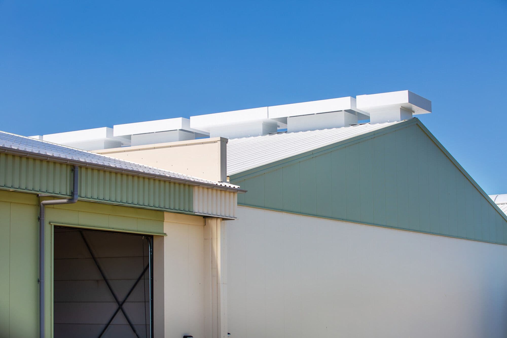 Gevel van de nieuwbouw bedrijfshal van bloembollenbedrijf P.H. Brouwer in Den Helder