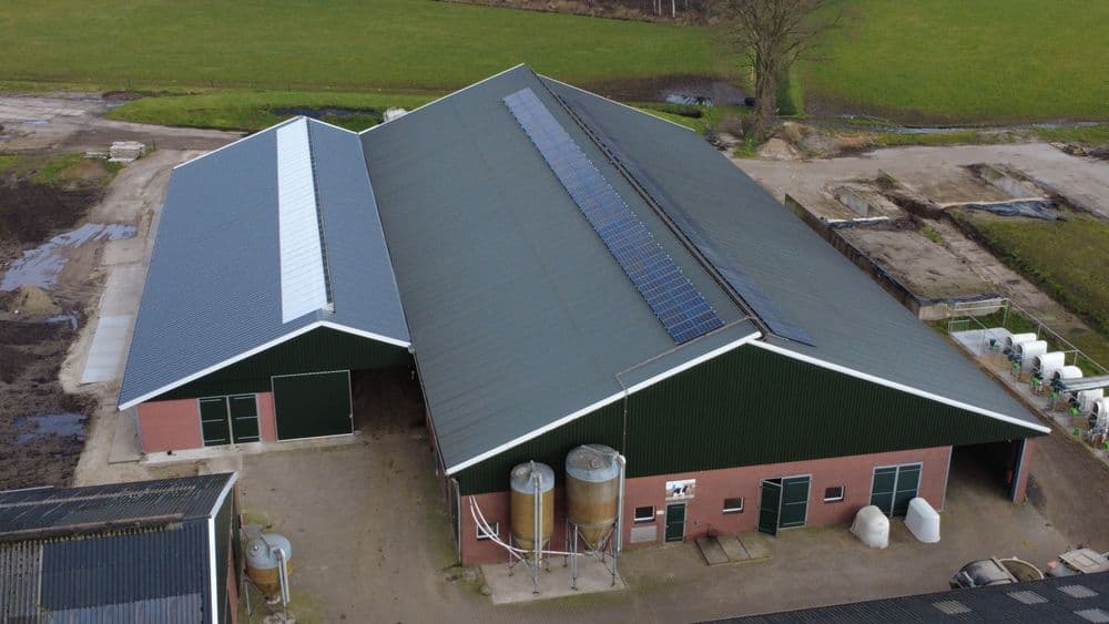 Stal met sandwichpanelen.