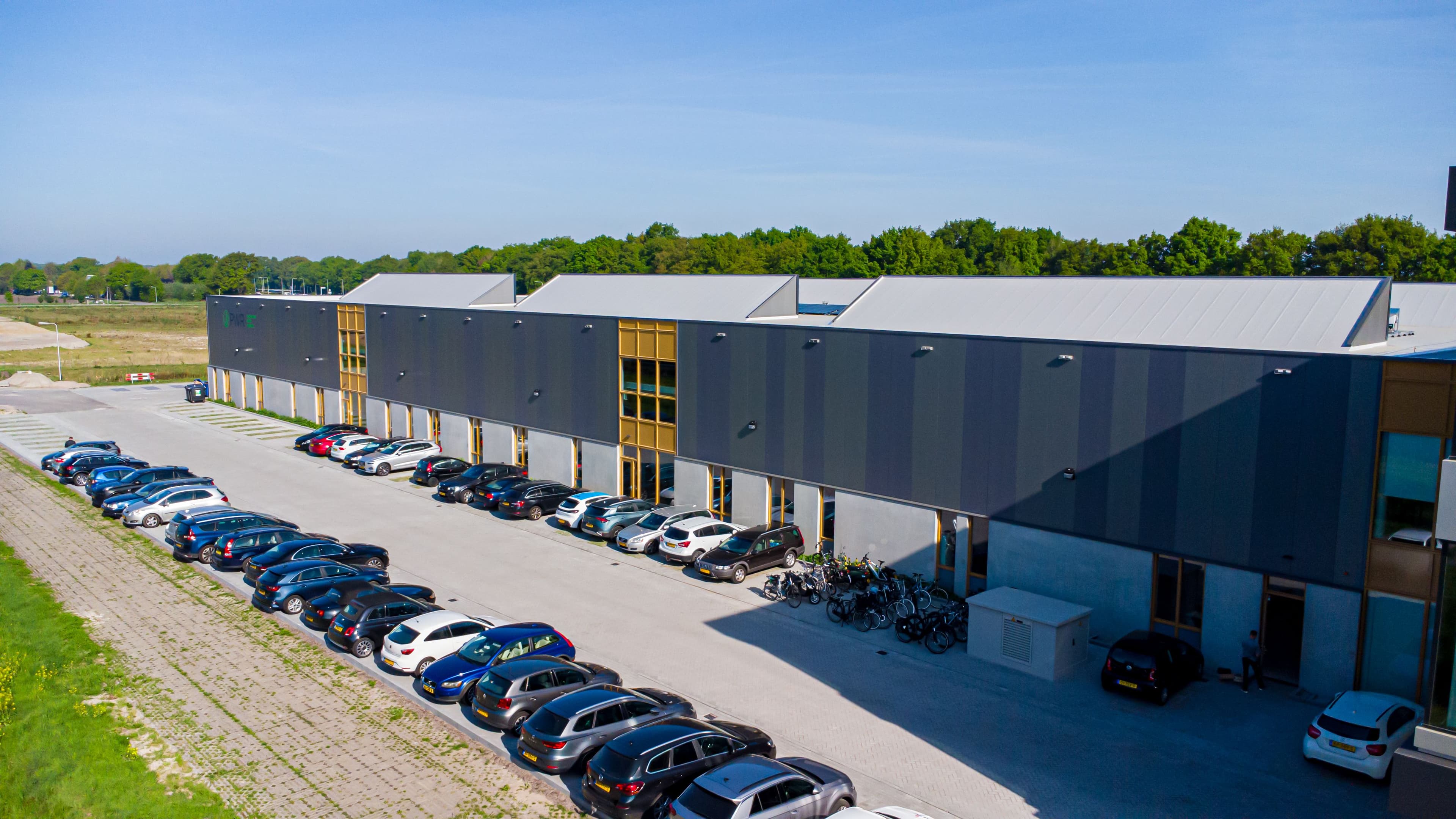 Gevel van het bedrijfspand van PWR Pack in Ede met microrib sandwichpanelen