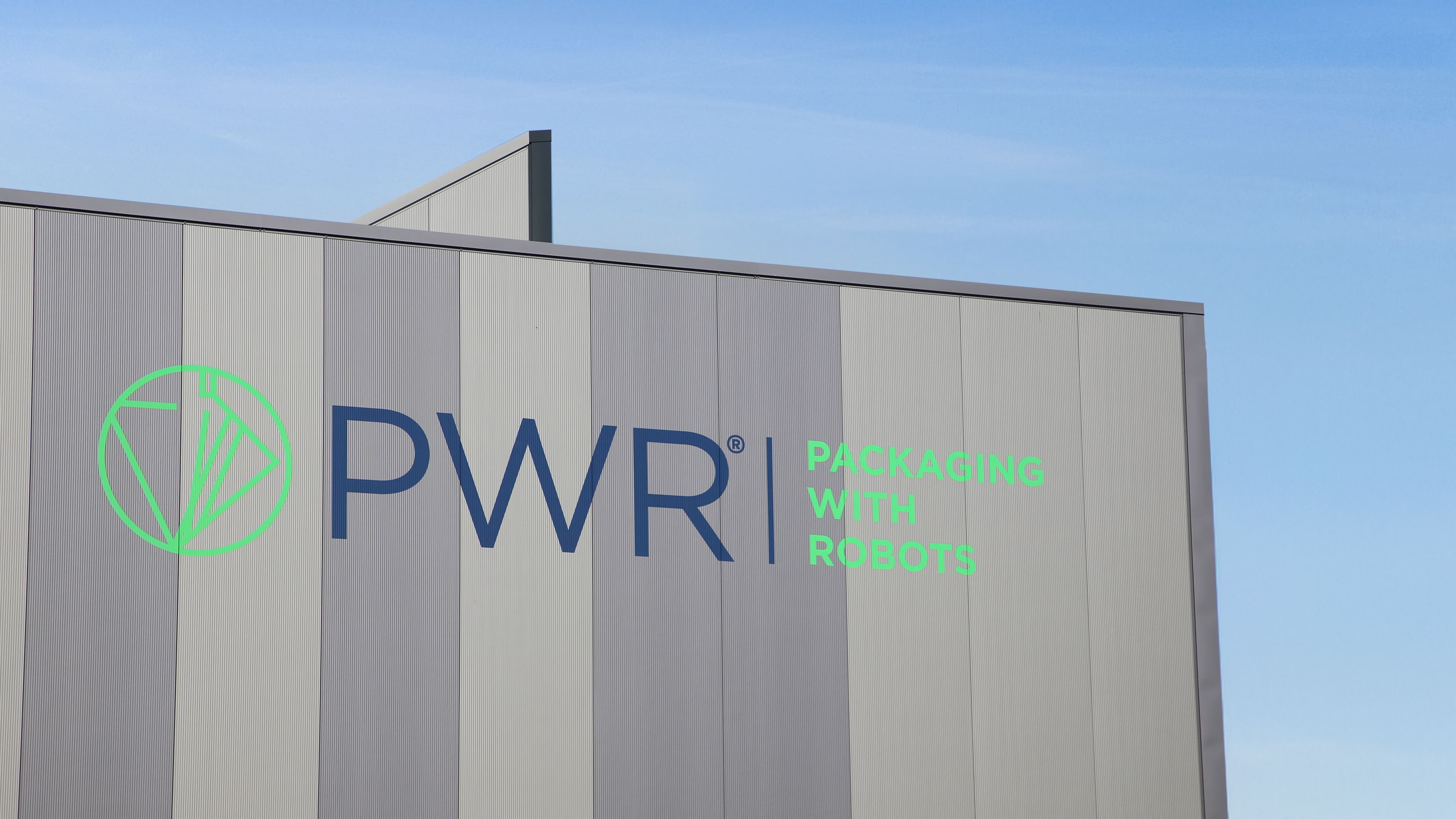 Logo van PWR Pack op de gevel van het bedrijfspand in Ede