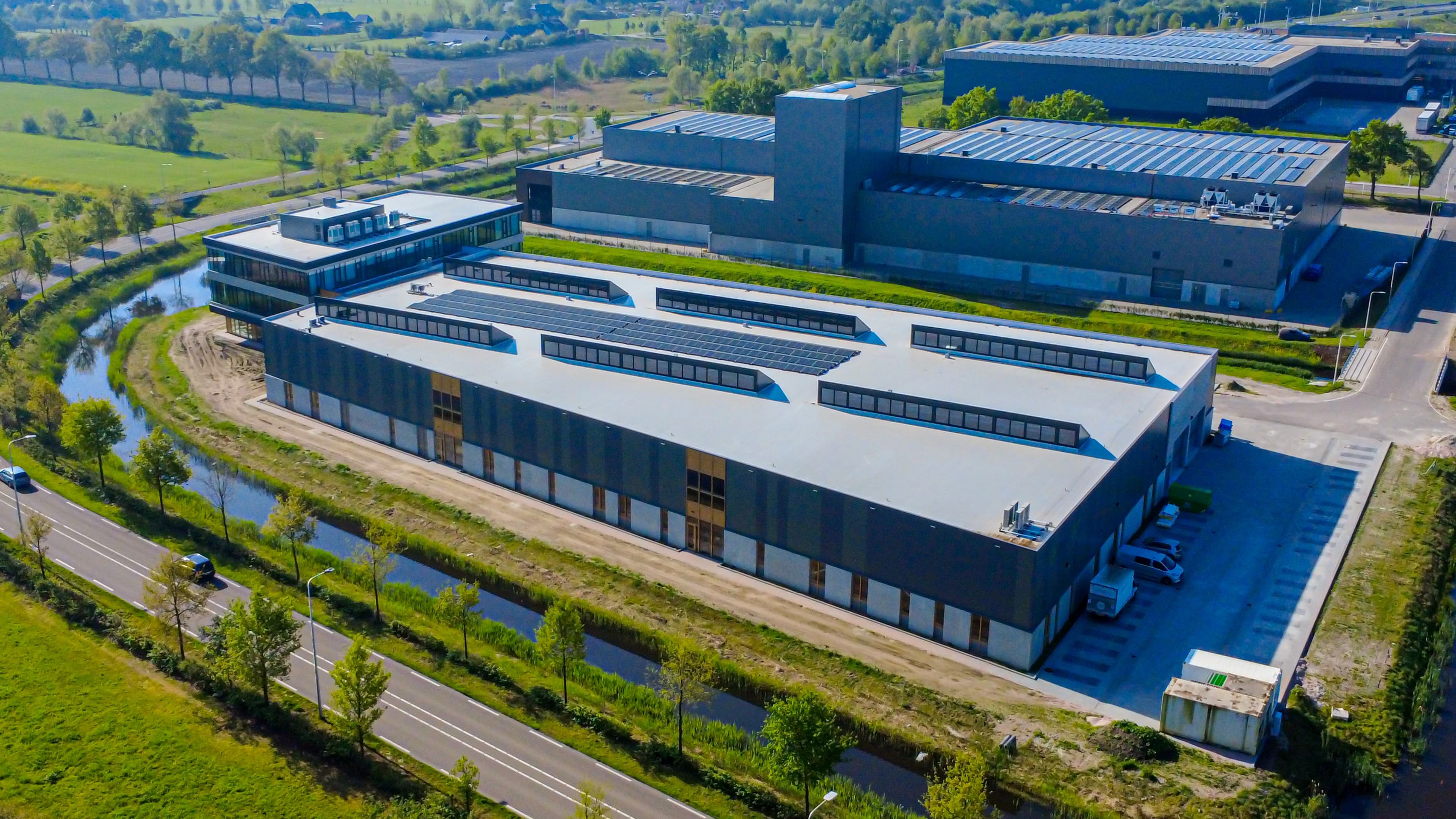 Bedrijfspand PWR Pack in Ede met sheddaken en zonnepanelen op het dak
