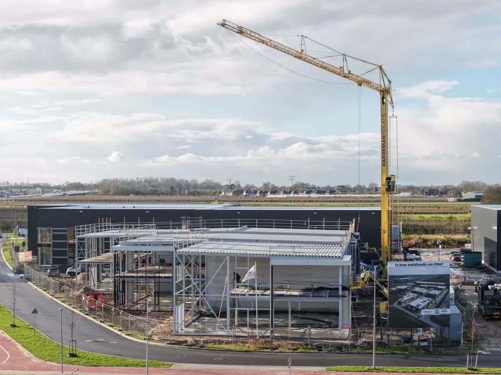 Bouwproject met montage van stalen dak- en gevelbekleding