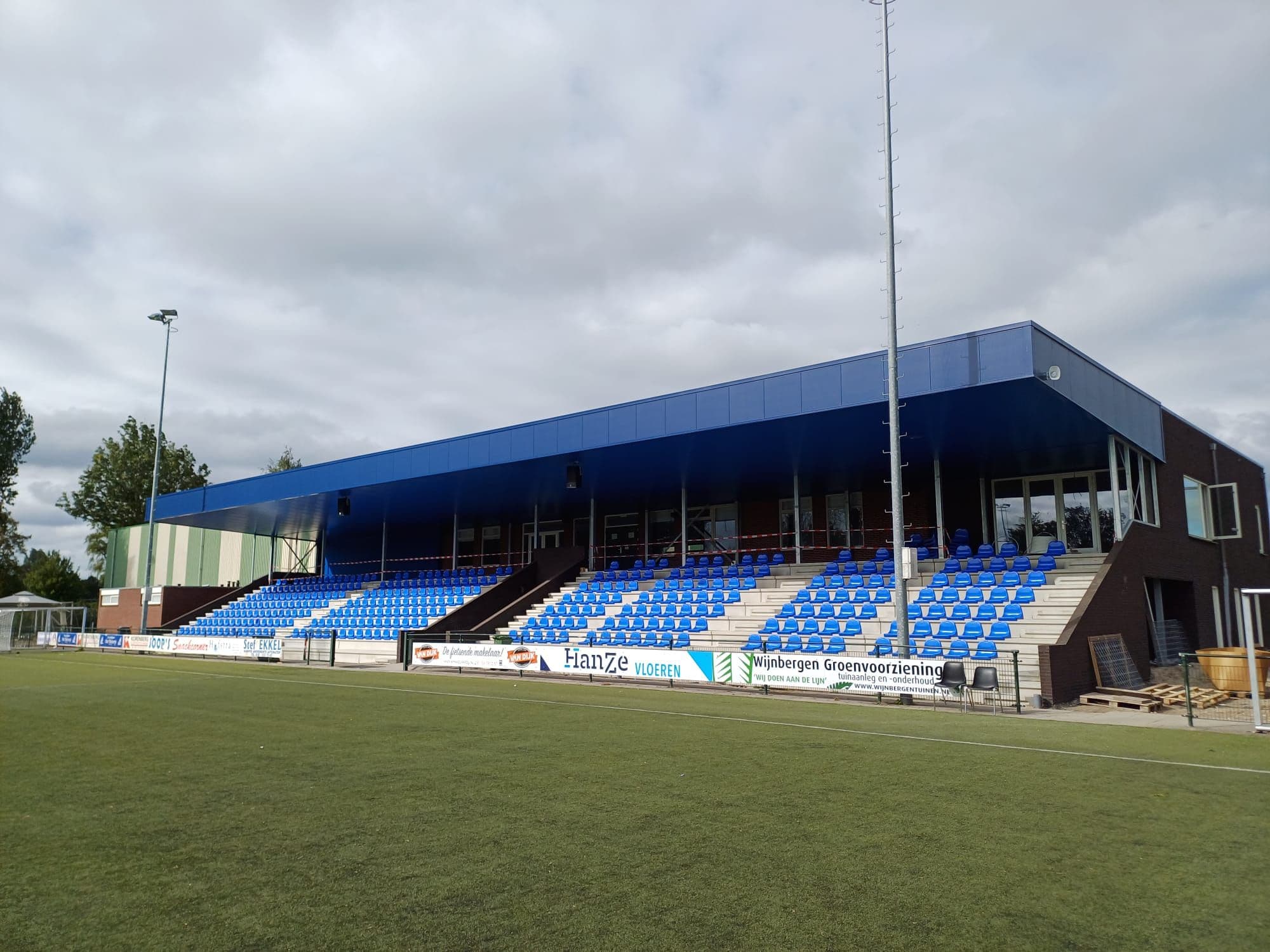 Sporthal met tribune en dak- en gevelbekleding gerealiseerd door Hardeman Isolatie