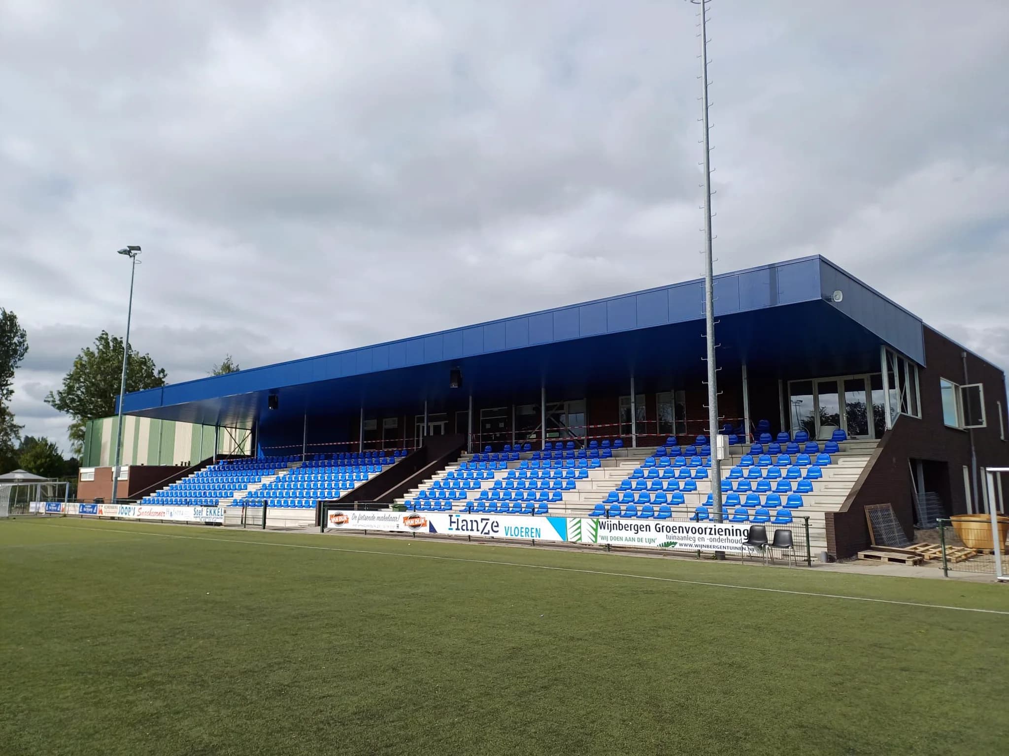 Sporthal met tribune en dak- en gevelbekleding gerealiseerd door Hardeman Isolatie