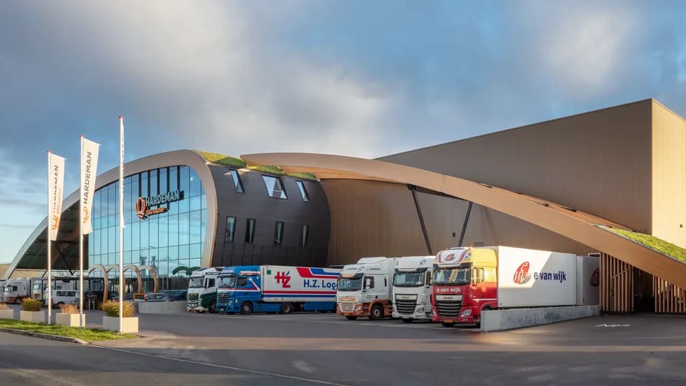 Gevel van het distributiecentrum van Hardeman Egg Group in Barneveld met vrachtwagens