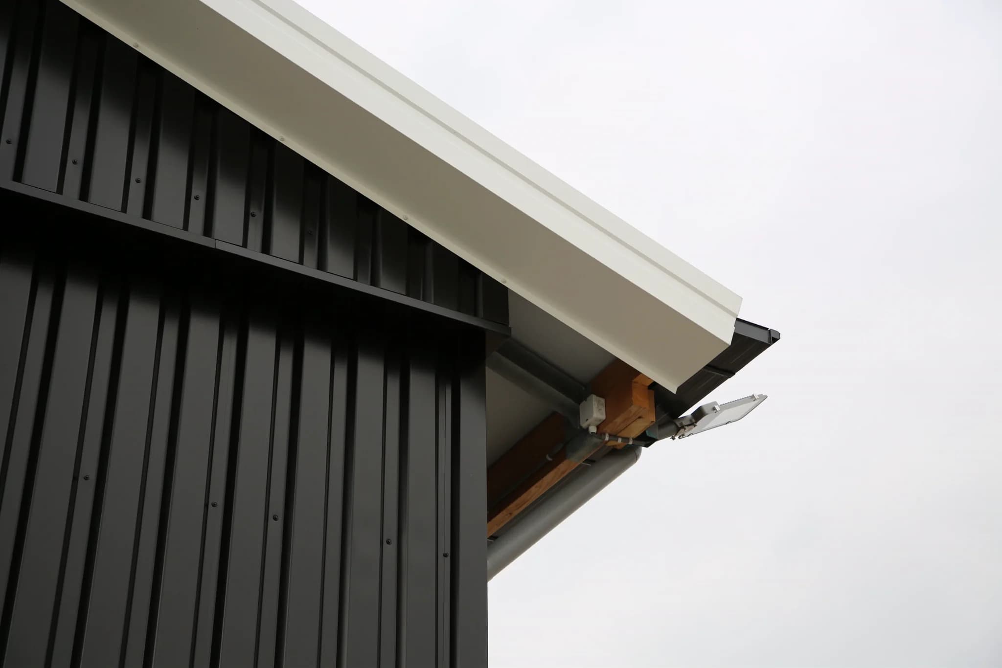Dakrand en gevelbeplating van de agrarische opslagloods in Delden