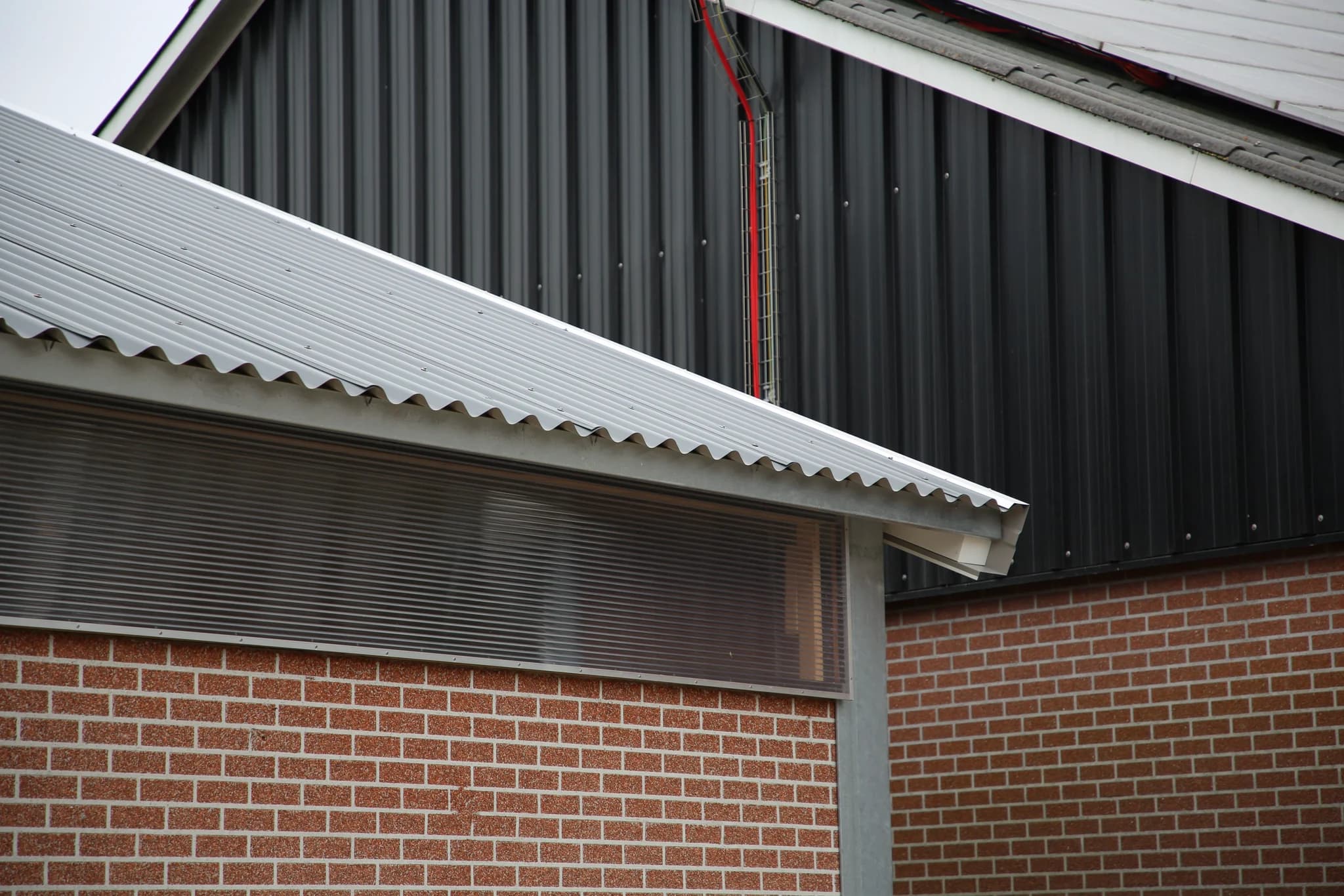 Gevel en dakoverstek van de kalverstal van Vrielink in Rossum
