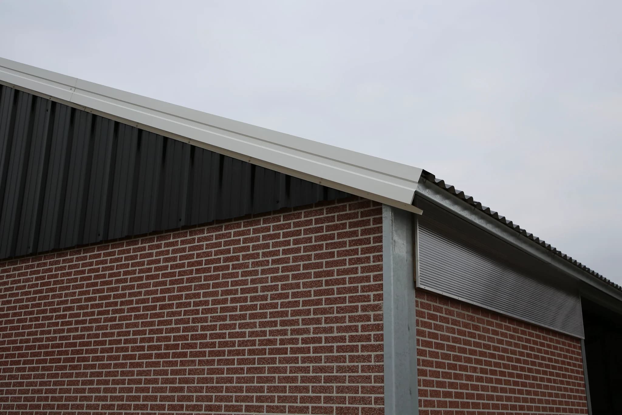 Gevel en dakrand van de kalverstal van Vrielink in Rossum met gevelpanelen