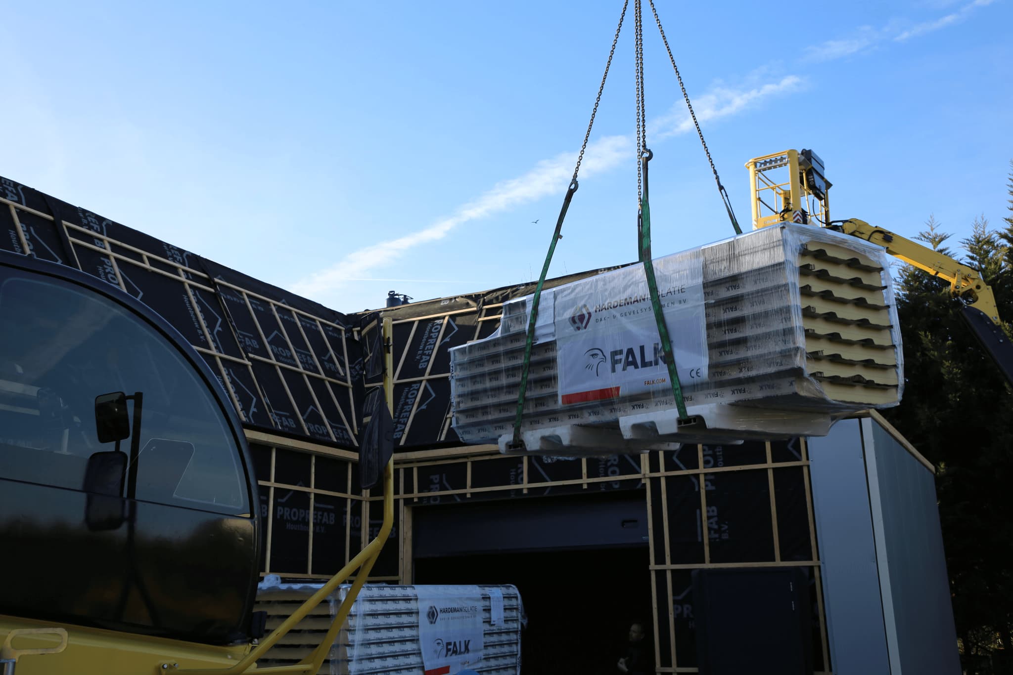 Verrijker plaatst sandwichpanelen op dakconstructie