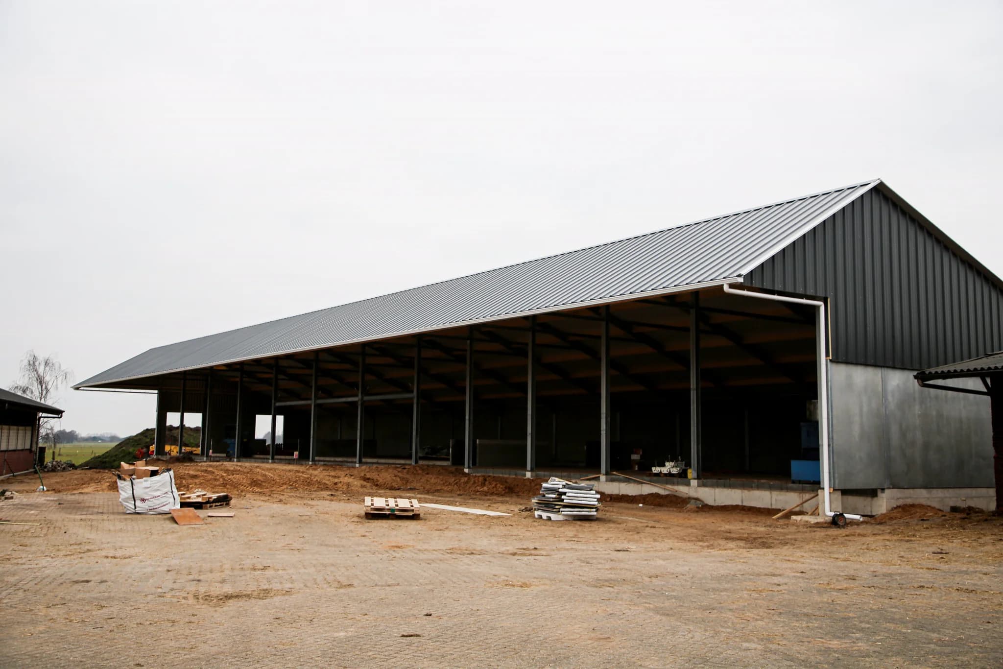 Buitenkant van de jongveestal in Geesteren met stalen gevelbeplating