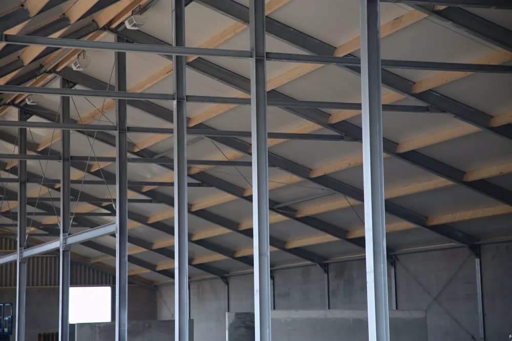 Binnenzijde van de jongveestal in Geesteren met stalen constructie en dakpanelen