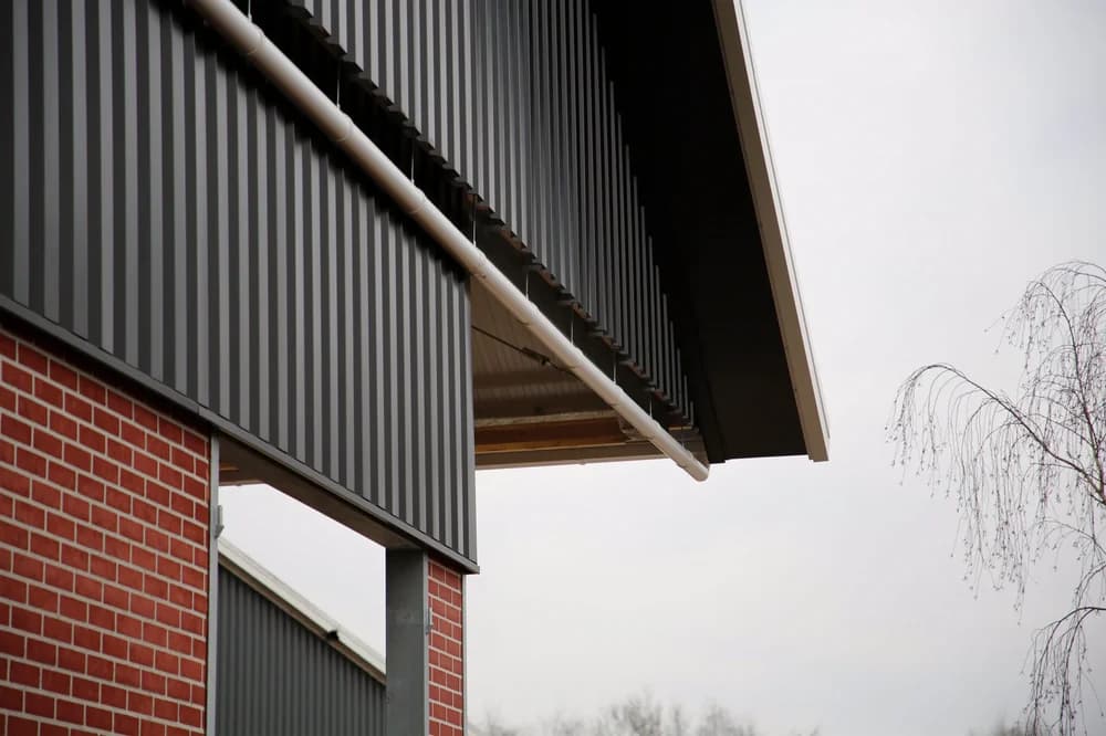 Dakrand en geveldetail van de jongveestal in Geesteren met stalen gevelbeplating