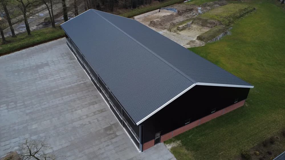 Luchtfoto van de machineberging van Haamberg in Fleringen met geïsoleerde dakpanelen