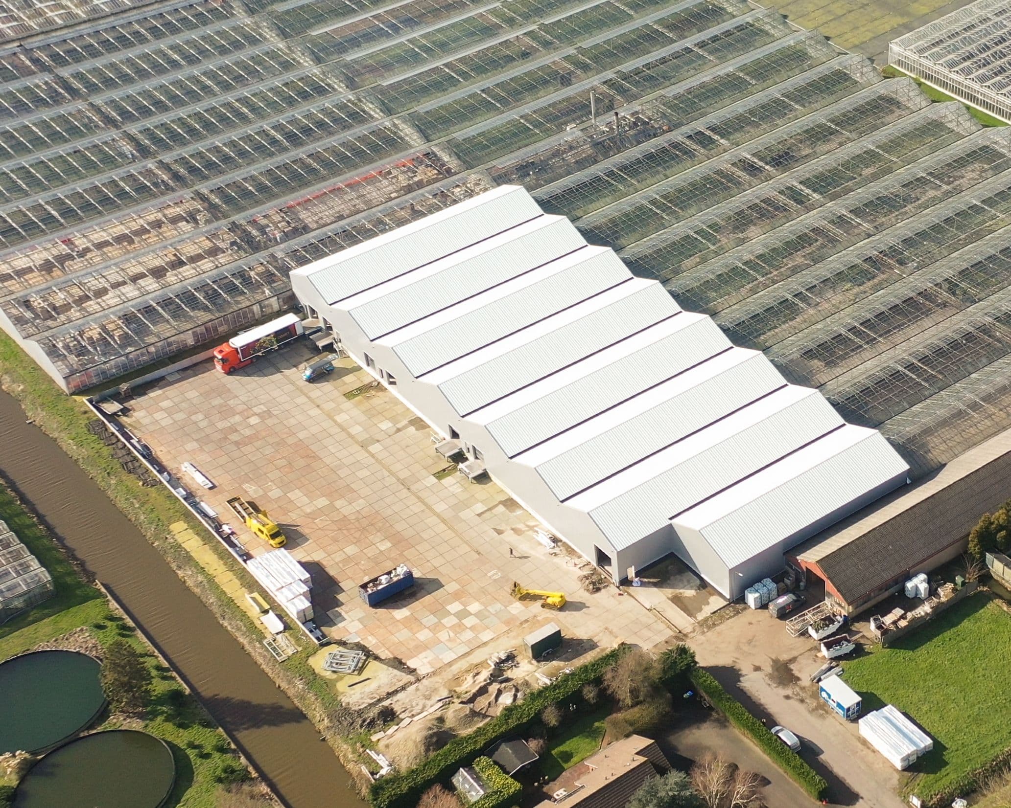 Bedrijfshallen Mijdrecht van Kerklaan Greenhouses met geïsoleerde dakpanelen en gevelbekleding