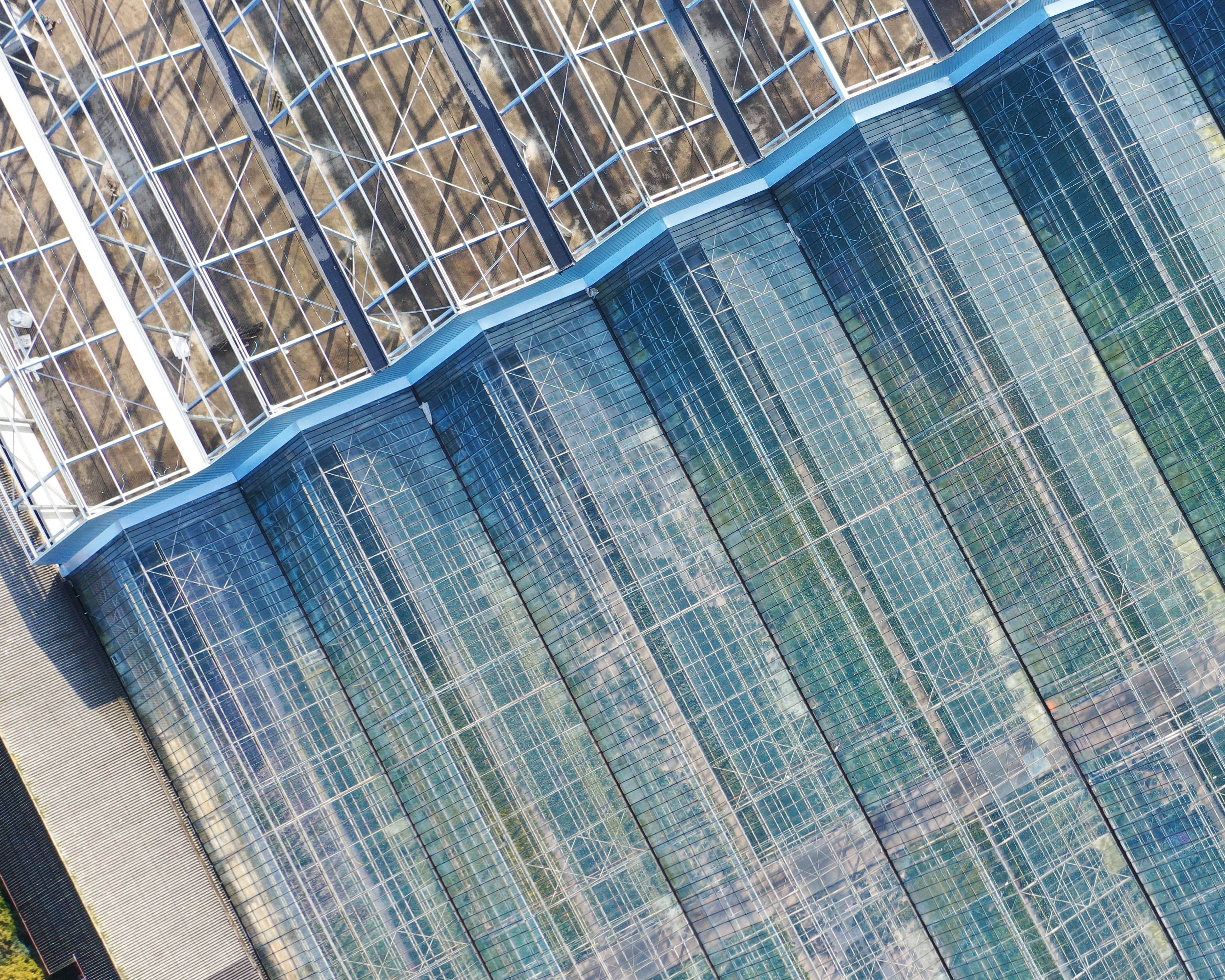 Dakconstructie van bedrijfshallen Mijdrecht met stalen dakplaten tijdens montage