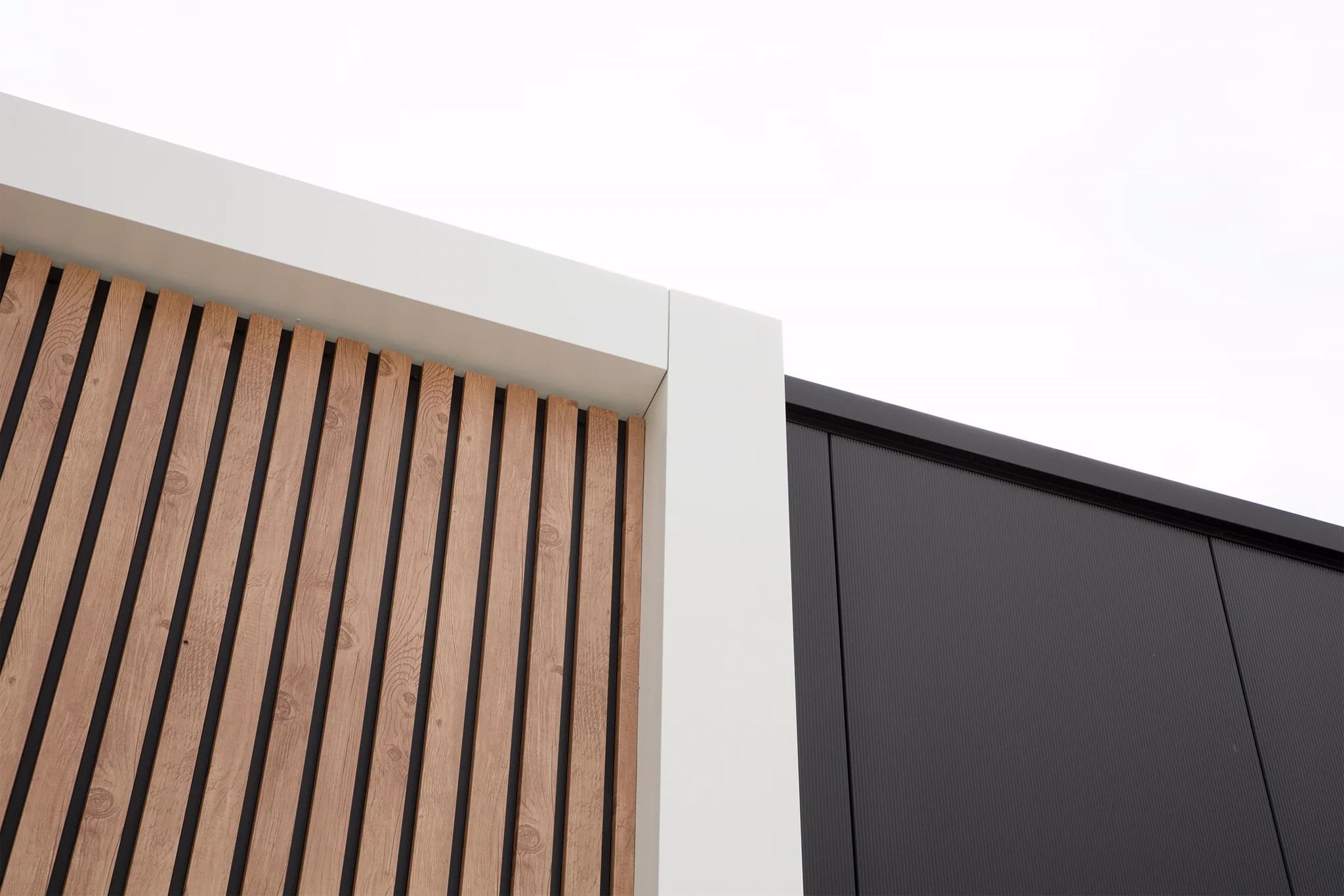 Houtlook gevelpanelen met wit composiet gevelkader bij Van Beek Houtbouw in Dronten