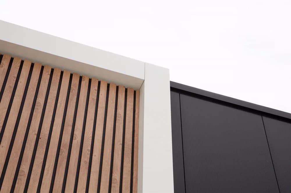 Houtlook gevelpanelen met wit composiet gevelkader bij Van Beek Houtbouw in Dronten