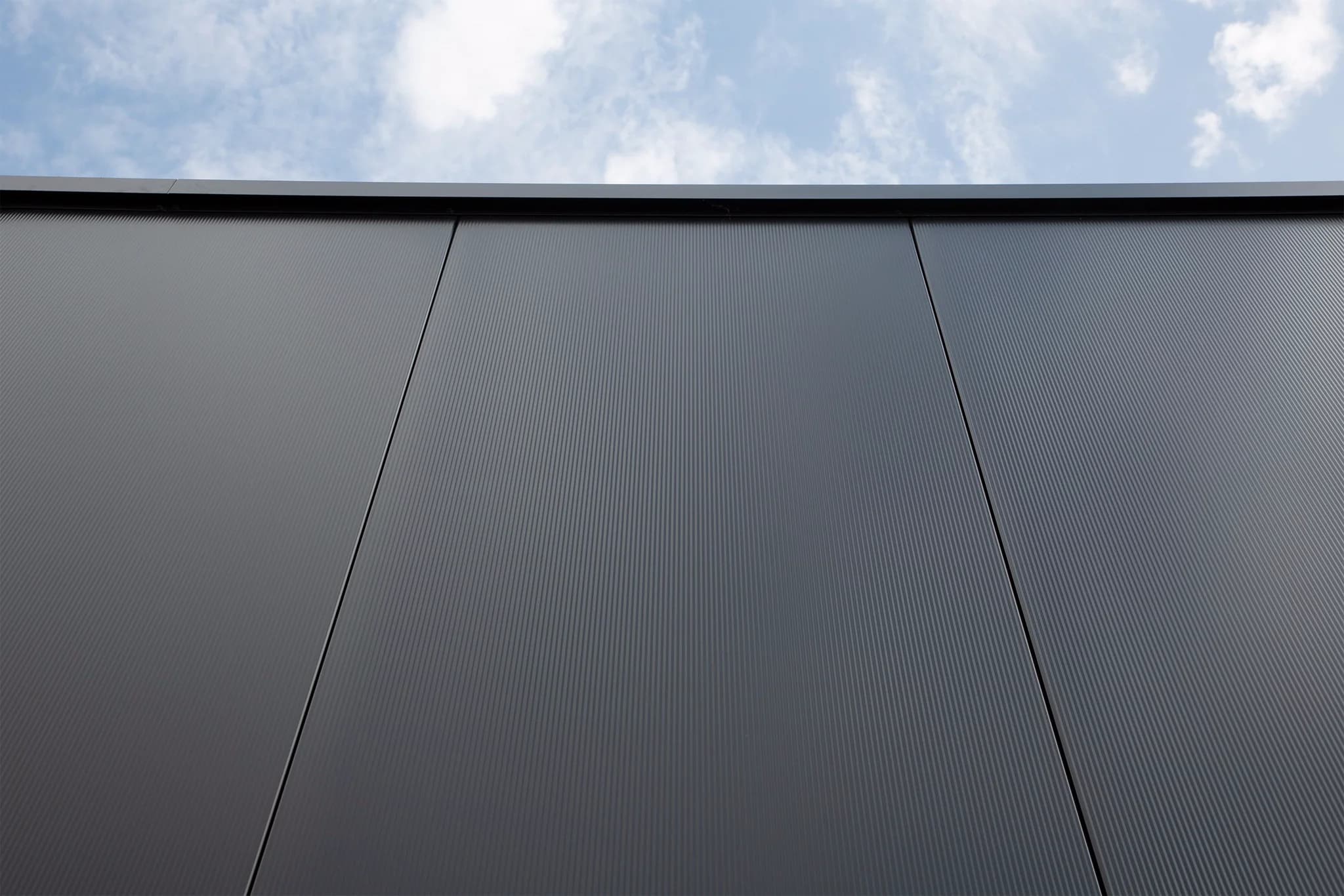 Zwarte gevelpanelen op bedrijfspand Van Beek Houtbouw in Dronten