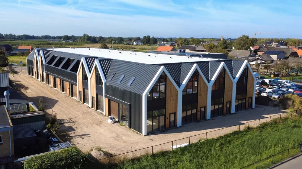 Bedrijfspand met aluminium composiet gevelbekleding en strakke gevelafwerking