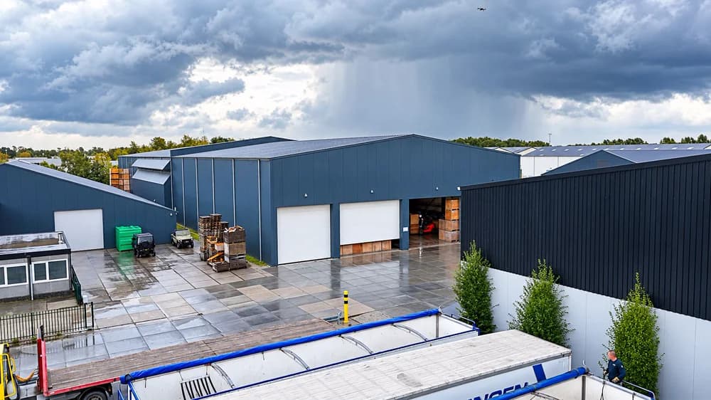 Videoheader van GO Products met bedrijfspand en donkere gevelbekleding
