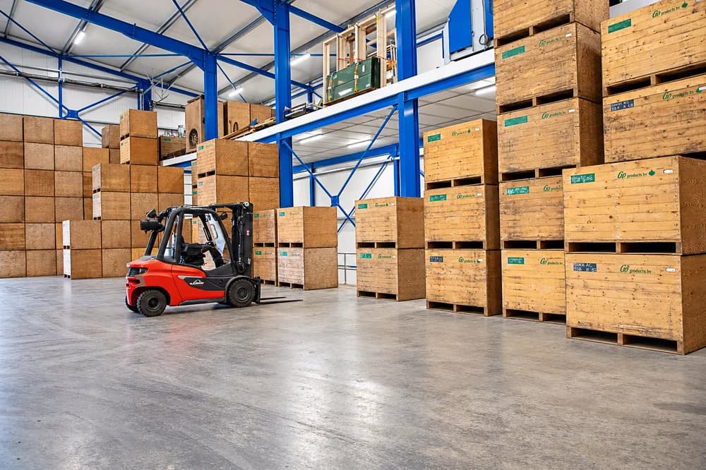 Magazijn van GO Products met palletstellingen, dozen en heftruck