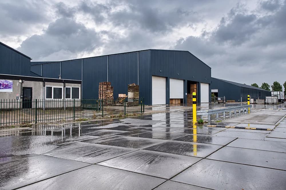 Schuur van GO Products met donkere gevelbekleding en meerdere overheaddeuren