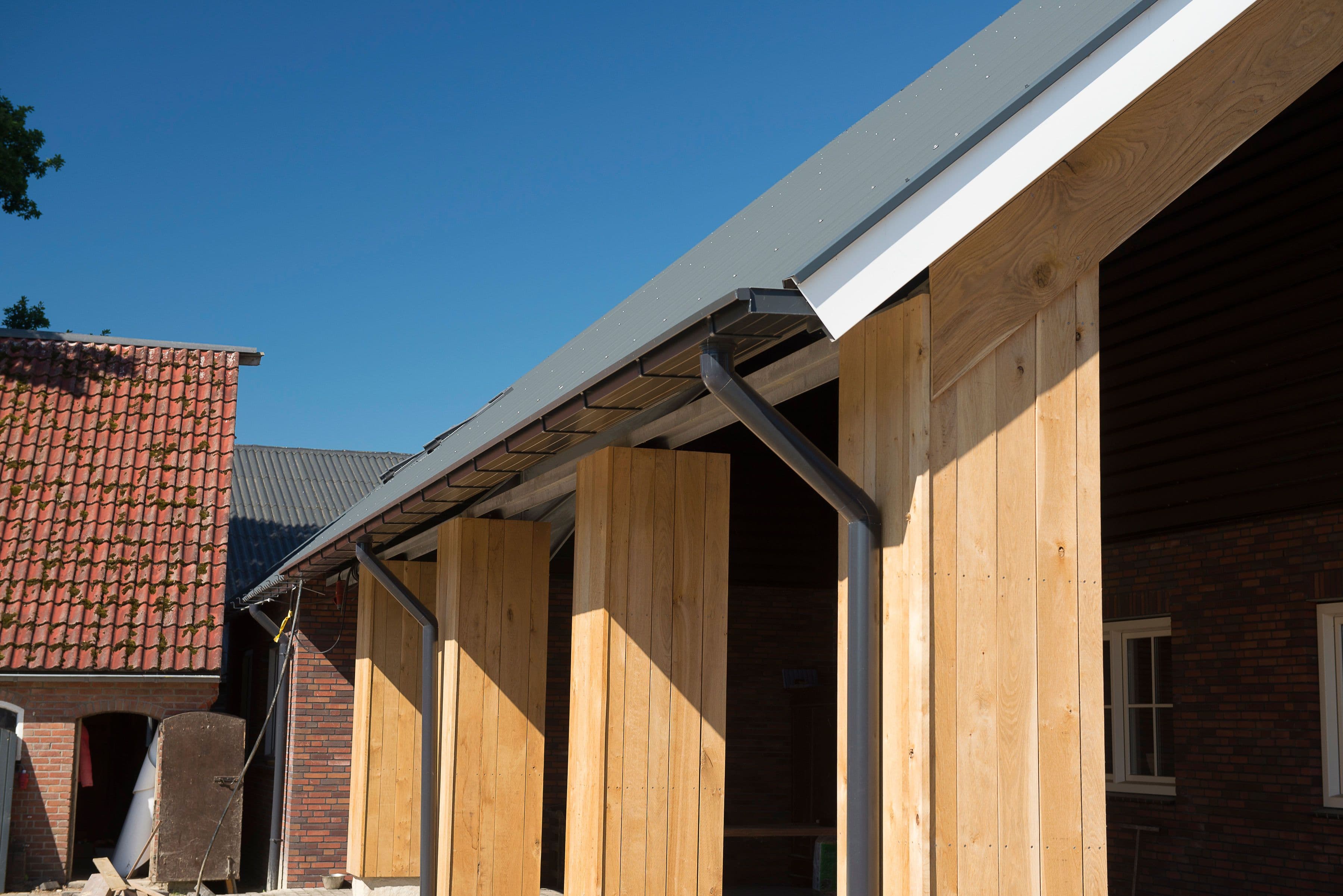 Houten gevelbekleding toegepast bij gebouw in Manderveen