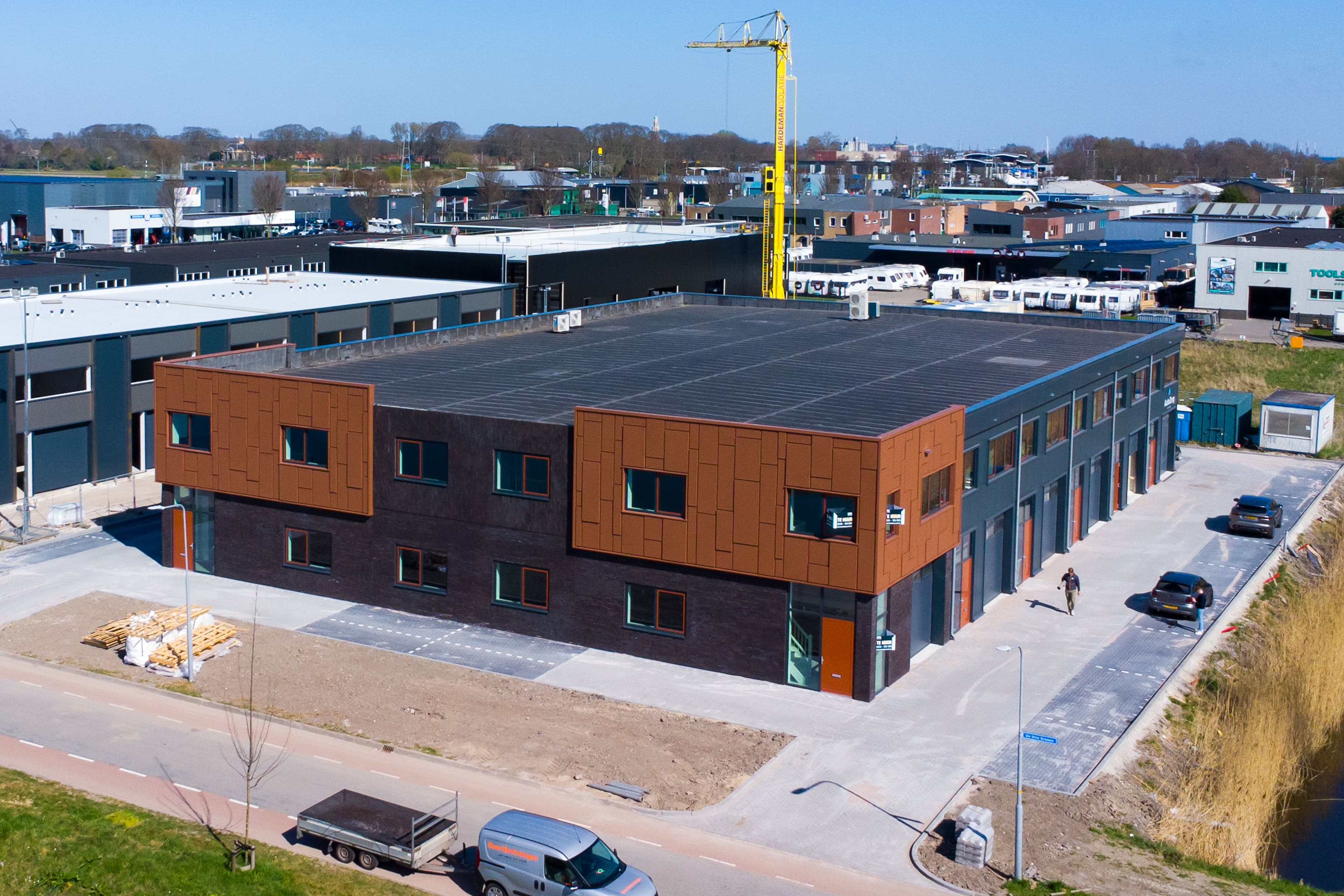 Nieuwbouw bedrijfspand De Drie Kronen in Enkhuizen met aluminium composiet en sandwichpanelen
